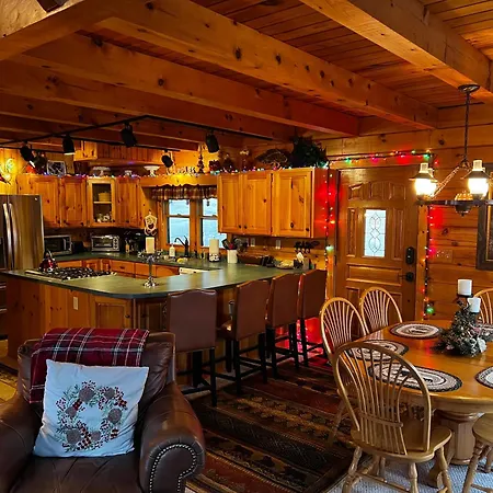 Bearhavencabinfun 3 Story Log Cabin Mountain View,Hot Tub, Sleeps 10